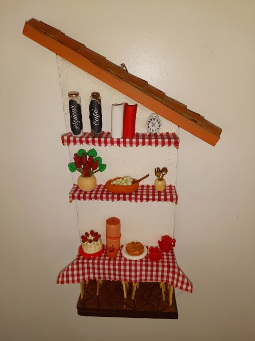 Quadro em mdf e madeira cenário de cozinha decorado com miniatur