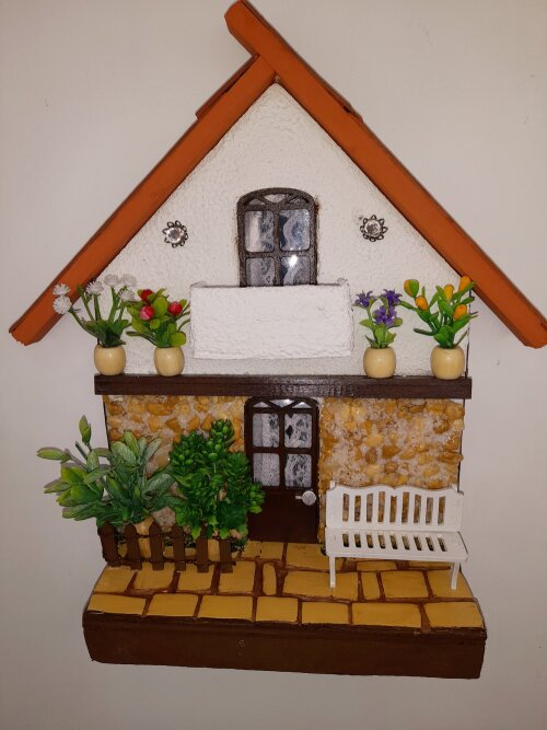 Quadro  de madeira branco e camurça imagem frente de casa