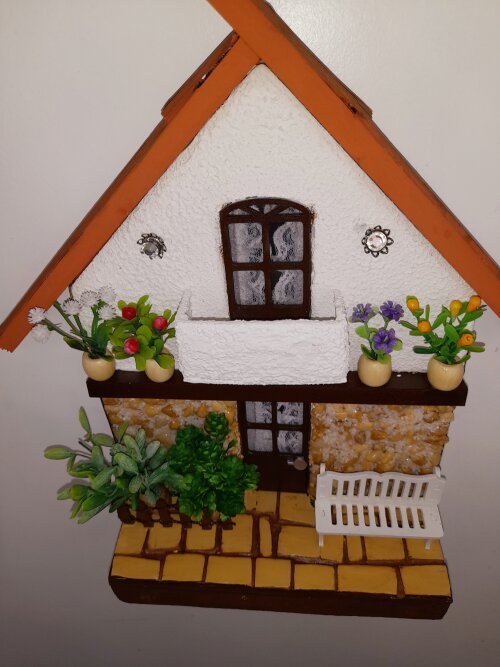 Quadro  de madeira branco e camurça imagem frente de casa