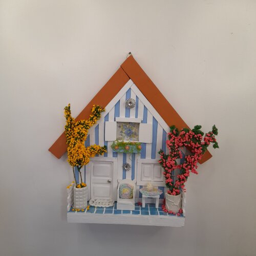 Quadro em mdf e madeira azul e branca decorado com miniaturas