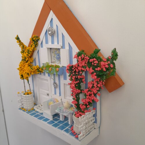 Quadro em mdf e madeira azul e branca decorado com miniaturas