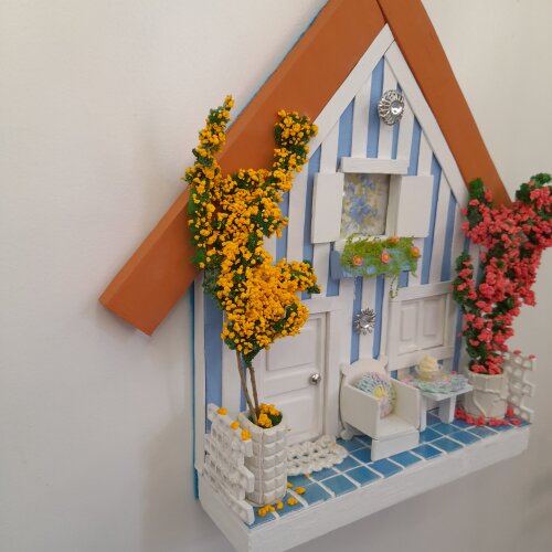 Quadro em mdf e madeira azul e branca decorado com miniaturas
