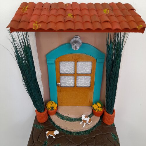 Quadro em mdf e madeira marrom e camurça decorado com miniaturas