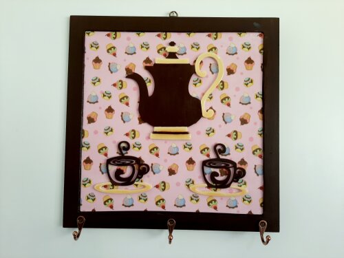 Porta chave de mdf marrom com fundo rosa decorado com ap . de chá