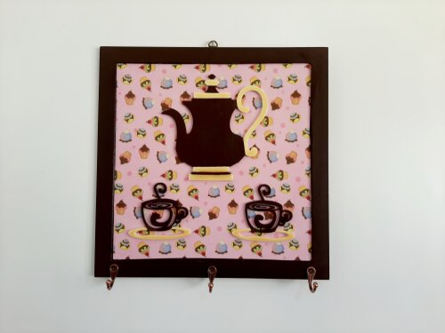 Porta chave de mdf marrom com fundo rosa decorado com ap . de ch?