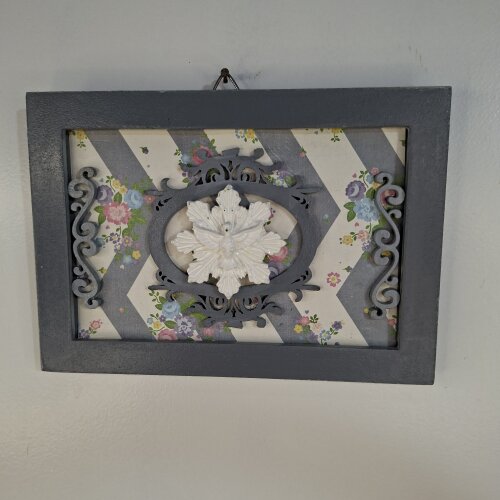 Placa em mdf com divino espirito santo pintado de cinza