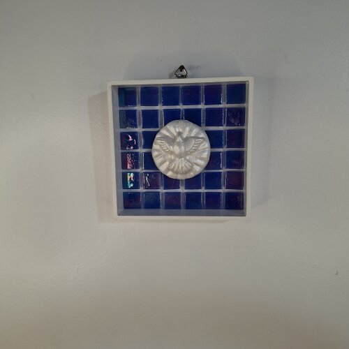 Divino em Quadro Branco com Fundo de Pastilha