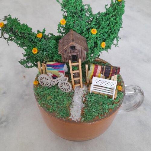 Mini jardim em xícara de vidro decorado com miniaturas
