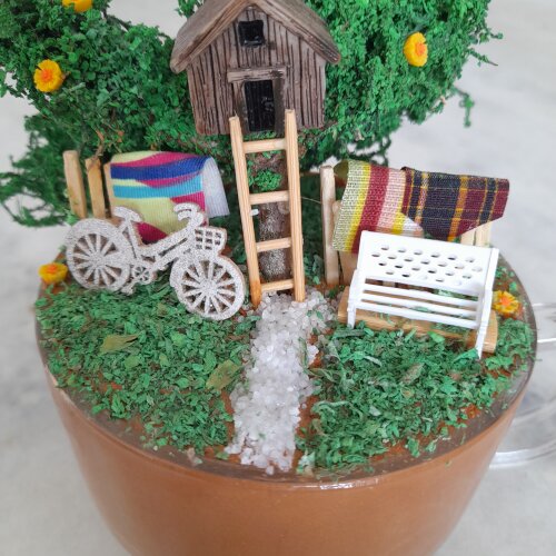 Mini jardim em xícara de vidro decorado com miniaturas