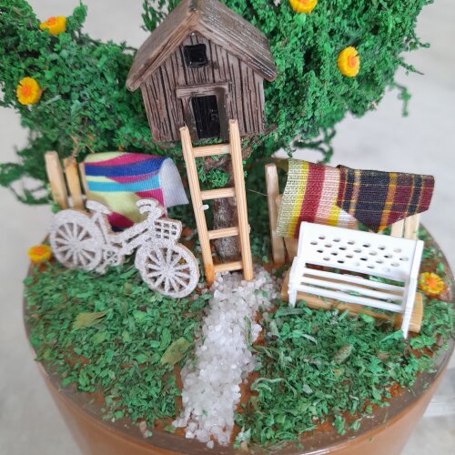 Mini jardim em xícara de vidro decorado com miniaturas