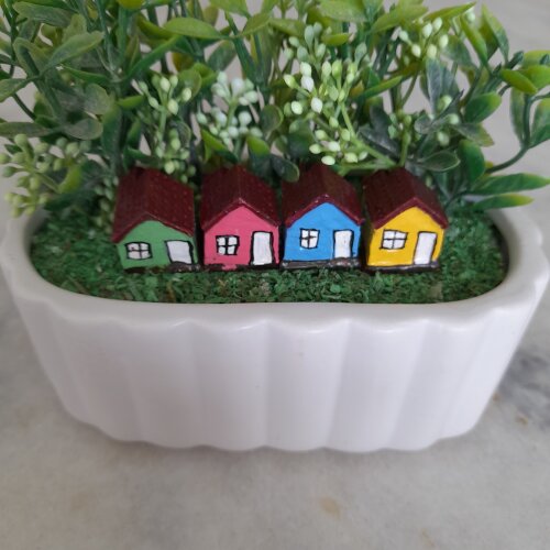 Mini jardim em vaso de louça branca decorado com miniaturas