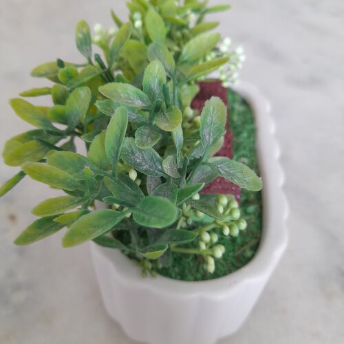 Mini jardim em vaso de louça branca decorado com miniaturas