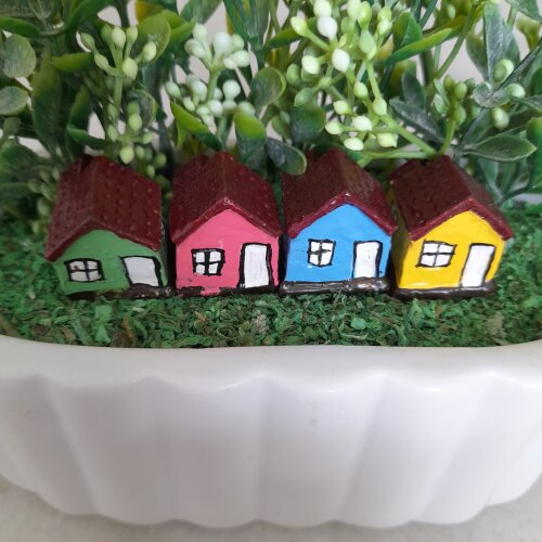Mini jardim em vaso de louça branca decorado com miniaturas