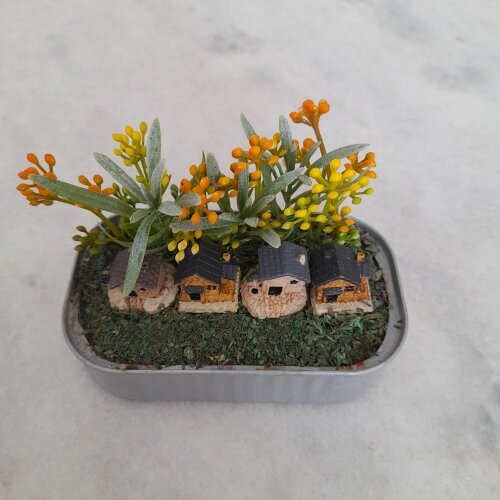 Mini jardim em lata prateado com mini casas e plantas em miniatur