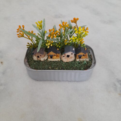Mini jardim em lata prateado com mini casas e plantas em miniatur