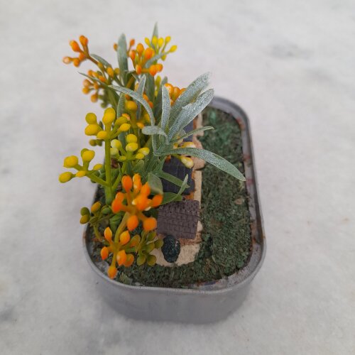 Mini jardim em lata prateado com mini casas e plantas em miniatur