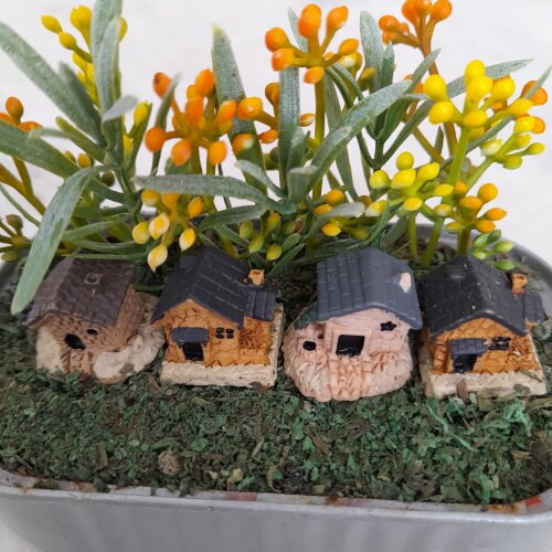 Mini jardim em lata prateado com mini casas e plantas em miniatur