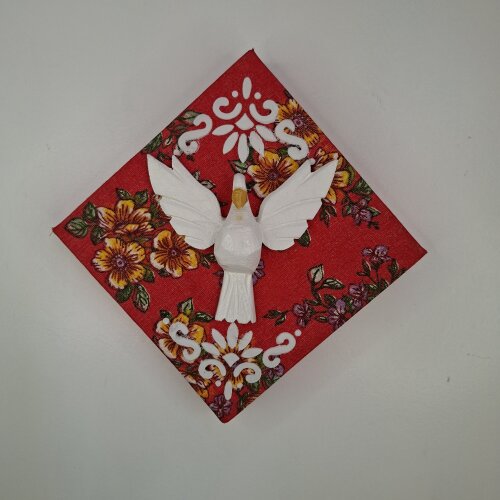 Quadro forrado com chita vermelha decorada com arabescos brancos e Divino Espirito Santo