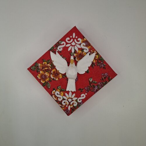 Quadro forrado com chita vermelha decorada com arabescos brancos 