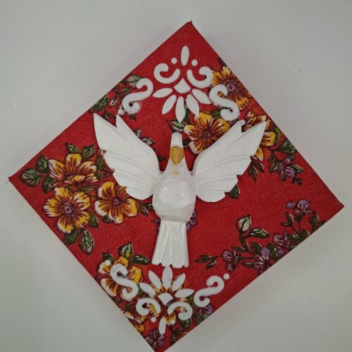 Quadro forrado com chita vermelha decorada com arabescos brancos 