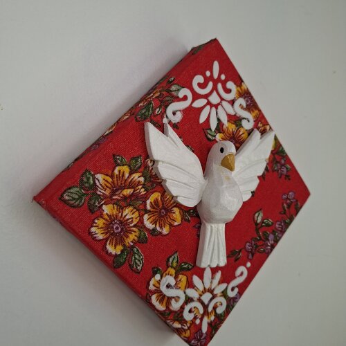 Quadro forrado com chita vermelha decorada com arabescos brancos 