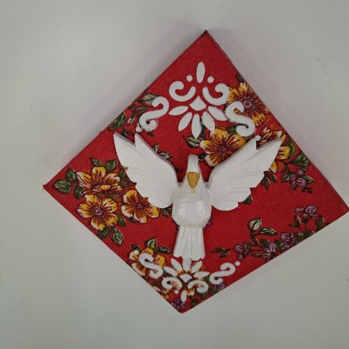 Quadro forrado com chita vermelha decorada com arabescos brancos 