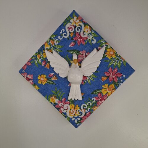 Quadro de madeira forrado com chita azul estampado decorado com Divino Espirito Santo