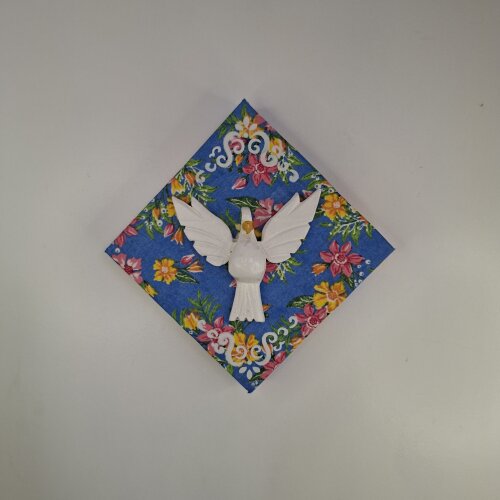 Quadro de madeira forrado com chita azul estampado decorado com D
