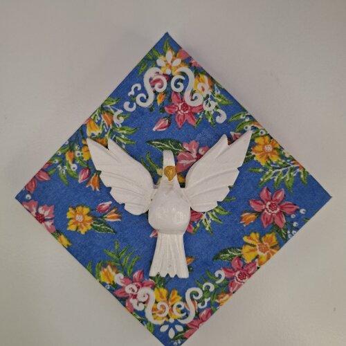 Quadro de madeira forrado com chita azul estampado decorado com D