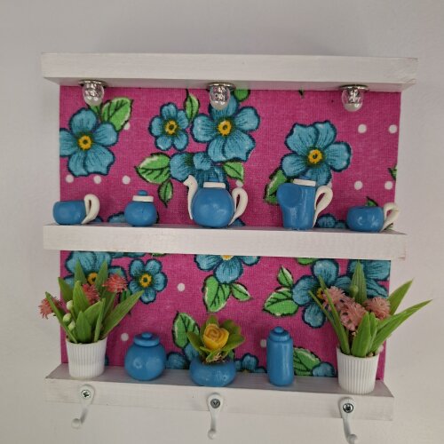 Porta chave de madeira forrado com chita e decorado com miniatura