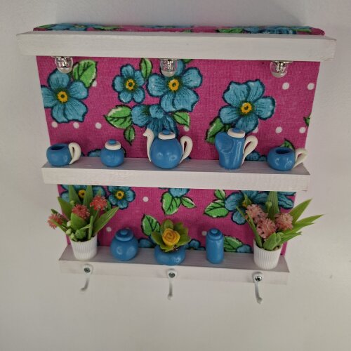 Porta chave de madeira forrado com chita e decorado com miniatura