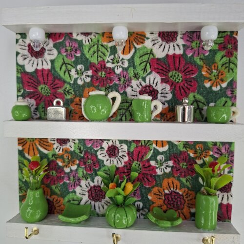 Porta chave de madeira forrado com chita e decorado com miniatura