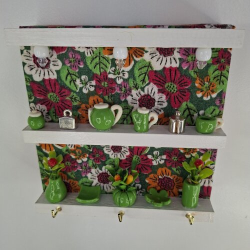 Porta chave de madeira forrado com chita e decorado com miniatura