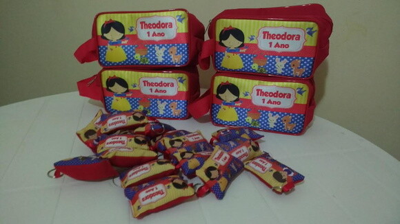 Kit Necessaire com chaveiros