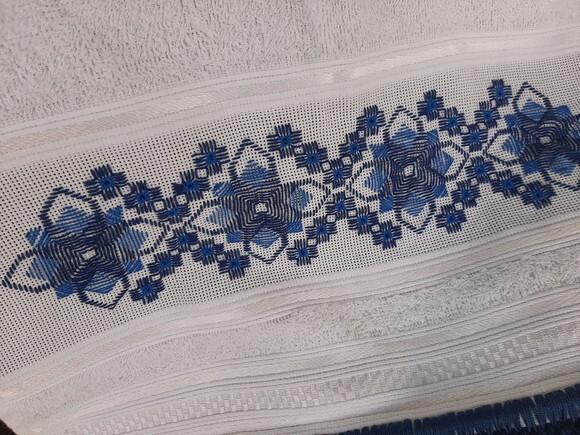 Toalha Bordada com Macrame