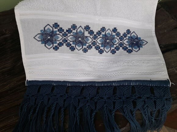 Toalha Bordada com Macrame