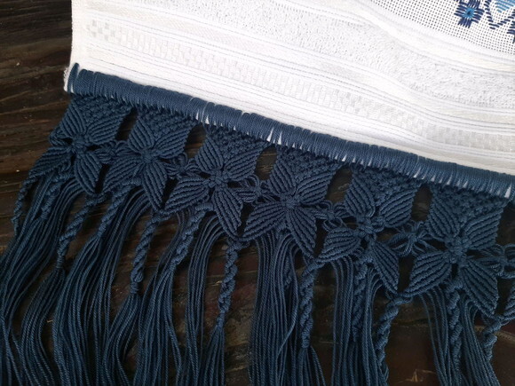 Toalha Bordada com Macrame