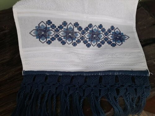 Toalha Bordada com Macrame