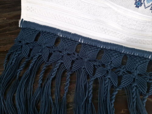 Toalha Bordada com Macrame