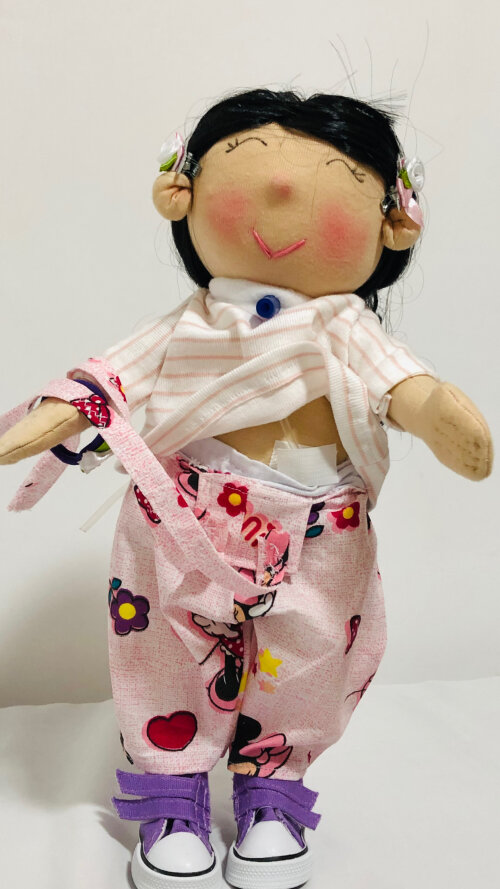 Boneca oriental inclusiva-traqueo e GTT