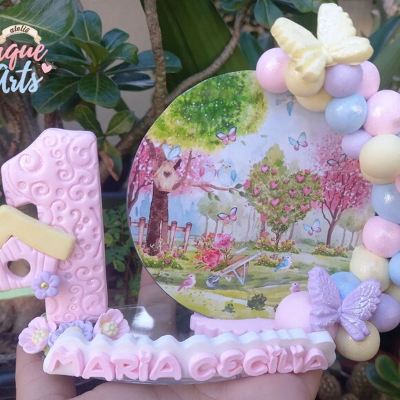 Vela/topo de Bolo Cenário Personalizada Biscuit Jardim