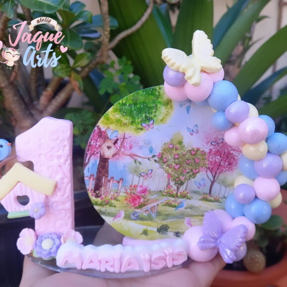 Vela/topo de Bolo Cenário Personalizada Biscuit Jardim