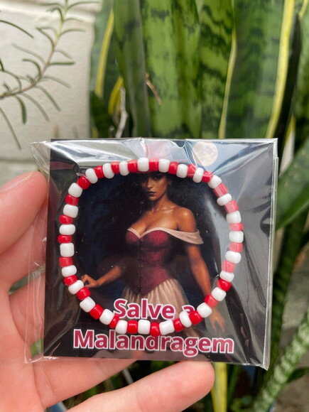 Lembrancinha Maria Navalha Pulseira de Miçangas com Card