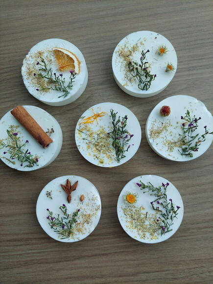 Sabonete Artesanal Decorado com Flores Naturais Desidratadas