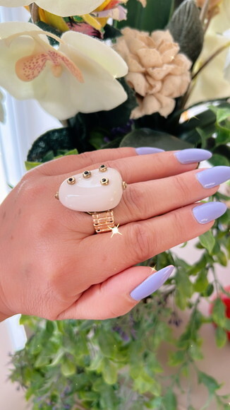Anel Resina Off White com Pontos Dourados