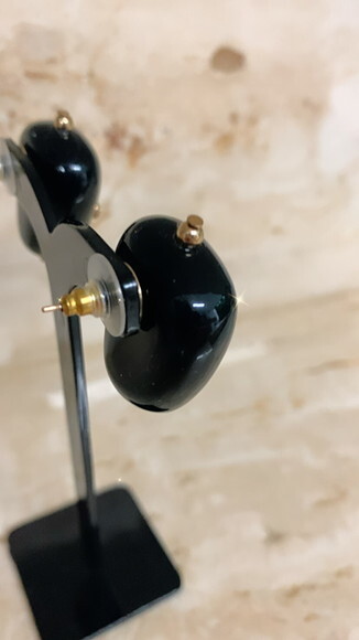 Brinco Resina Preta e Pontos Dourados
