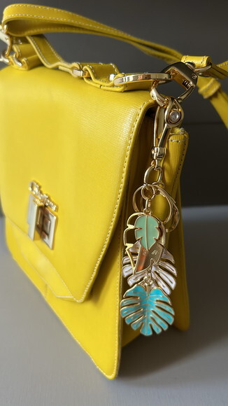 Chaveiro Dourado com Folhas Coloridas