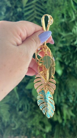Chaveiro Dourado com Folhas Coloridas