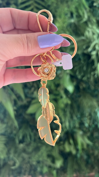 Chaveiro Dourado com Flor e Folhas Verdes