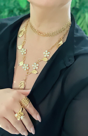Colar Flores e Encanto Dourado